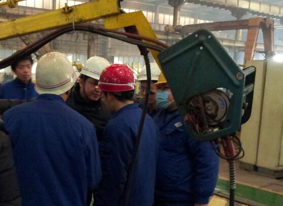 液壓設(shè)備點(diǎn)檢現(xiàn)場(chǎng) 液壓設(shè)備點(diǎn)檢現(xiàn)場(chǎng)